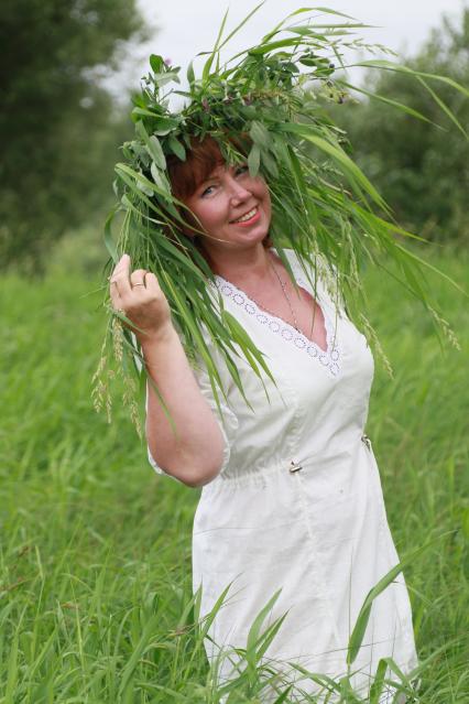 Барнаул. Женщина с венком на голове во время празднования Ивана-Купалы.