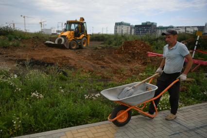 Екатеринбург. Рабочие во время прокладки коммуникаций в новом микрорайоне Солнечный