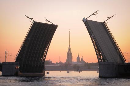 Санкт-Петербург. Вид на разведенный Дворцовый мост и на Петропавловскую крепость.