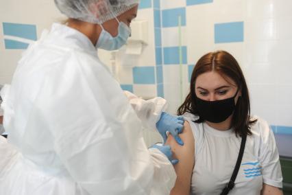 Санкт-Петербург. Медсестра делает прививку от коронавирусной инфекции активистке Приморского района в поликлинике