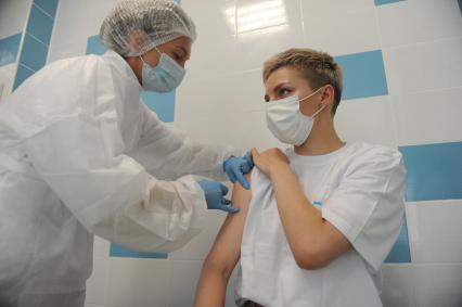Санкт-Петербург. Медсестра делает прививку от коронавирусной инфекции активистке Приморского района в поликлинике