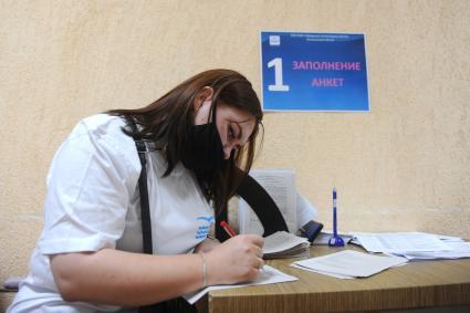 Санкт-Петербург. Активистка Приморского района заполняет анкету перед вакцинацией от коронавирусной инфекции в поликлинике