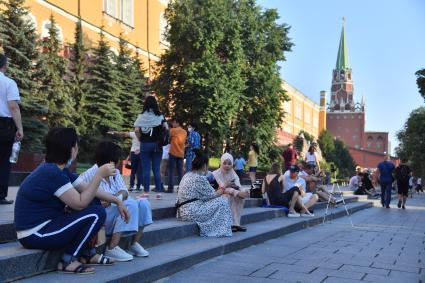 Москва. Посетители в Александровском саду.