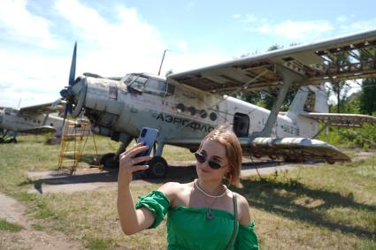 Самарская область. Девушка делает селфи на фоне самолета Ан-2ТП на учебном аэродроме Самарского университета.