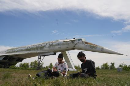 Самарская область. Советский самолет Ту-144 на учебном аэродроме Самарского университета.