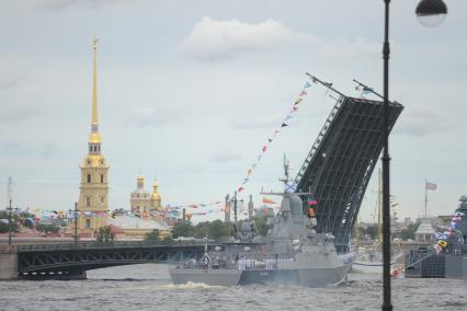 Санкт-Петербург. Малый ракетный корабль `Одинцово` во время репетиции Главного военно-морского парада в честь Дня Военно-морского флота России в акватории Невы.