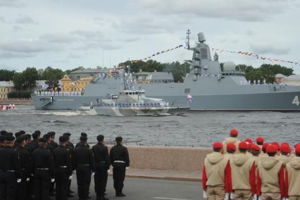 Санкт-Петербург. Противодиверсионный катер П-421 `Юнармеец Беломорья` на репетиции Главного военно-морского парада в честь Дня Военно-морского флота России в акватории Невы.