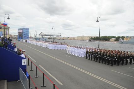 Санкт-Петербург. Военнослужащие на репетиции Главного военно-морского парада в честь Дня Военно-морского флота России в акватории Невы.