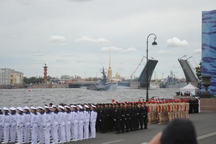 Санкт-Петербург. Военнослужащие на репетиции Главного военно-морского парада в честь Дня Военно-морского флота России в акватории Невы.