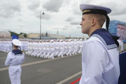 Санкт-Петербург. Военнослужащие на репетиции Главного военно-морского парада в честь Дня Военно-морского флота России в акватории Невы.