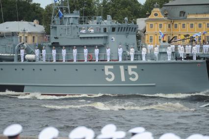 Санкт-Петербург. Базовый тральщик БТ-115 во время репетиции Главного военно-морского парада на рассвете в акватории Невы.