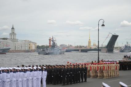 Санкт-Петербург. Большой ракетный катер Р-297 `Димитровград` во время репетиции Главного военно-морского парада на рассвете в акватории Невы.