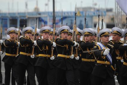 Санкт-Петербург. Военнослужащие на репетиции Главного военно-морского парада в честь Дня Военно-морского флота России в акватории Невы.