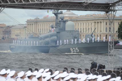 Санкт-Петербург. Большой ракетный катер Р-297 `Димитровград` во время репетиции Главного военно-морского парада на рассвете в акватории Невы.