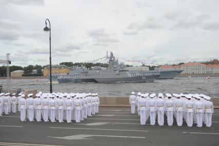 Санкт-Петербург. Малый ракетный корабль `Одинцово` во время репетиции Главного военно-морского парада в честь Дня Военно-морского флота России в акватории Невы.