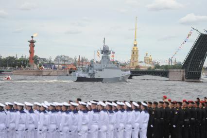 Санкт-Петербург. Малый ракетный корабль `Зеленый Дол` во время репетиции Главного военно-морского парада на рассвете в акватории Невы.