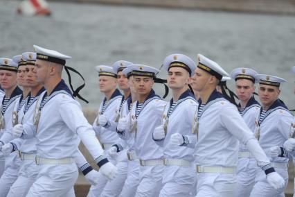 Санкт-Петербург. Военнослужащие на репетиции Главного военно-морского парада в честь Дня Военно-морского флота России в акватории Невы.