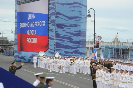 Санкт-Петербург. Военнослужащие на репетиции Главного военно-морского парада в честь Дня Военно-морского флота России в акватории Невы.