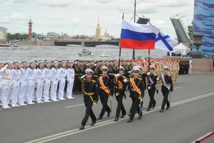 Санкт-Петербург. Военнослужащие на репетиции Главного военно-морского парада в честь Дня Военно-морского флота России в акватории Невы.