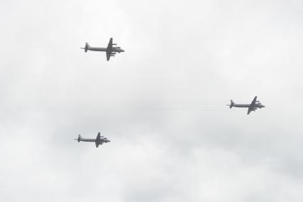 Санкт-Петербург. Дальние самолеты противолодочной обороны (ДПЛС) Ту-142М3 на репетиции Главного военно-морского парада в честь Дня Военно-морского флота России.