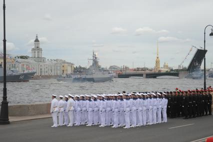 Санкт-Петербург. Малый ракетный корабль `Одинцово` во время репетиции Главного военно-морского парада в честь Дня Военно-морского флота России в акватории Невы.