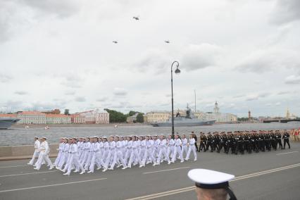 Санкт-Петербург. Военнослужащие на репетиции Главного военно-морского парада в честь Дня Военно-морского флота России в акватории Невы.