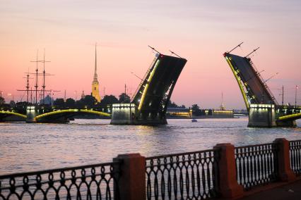 Санкт-Петербург. Вид на разведенный Дворцовый мост.