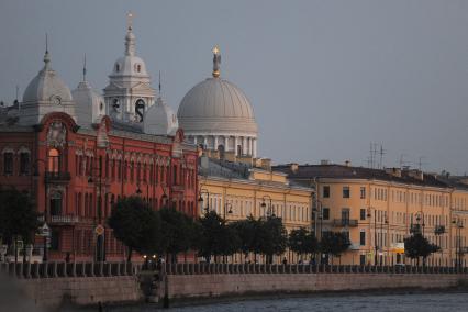 Санкт-Петербург. Вид на Набережную Макарова и Церковь Святой Великомученицы Екатерины.