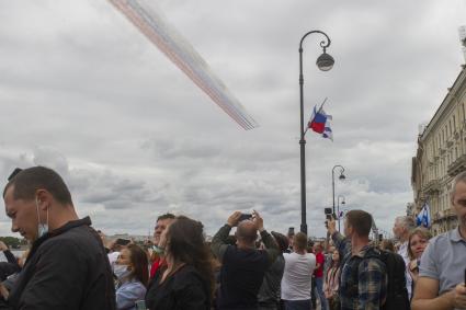 Санкт-Петербург. Штурмовики Су-25 во время пролета авиации в рамках Главного военно-морского парада в честь Дня Военно-морского флота России в акватории Невы.