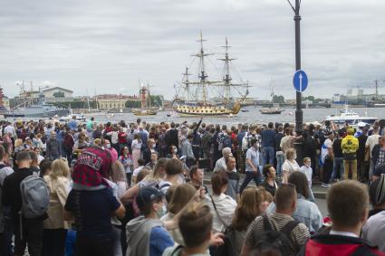 Санкт-Петербург. Пушечный линейный корабль `Полтава` (в центре) во время Главного военно-морского парада в честь Дня Военно-морского флота России в акватории Невы.