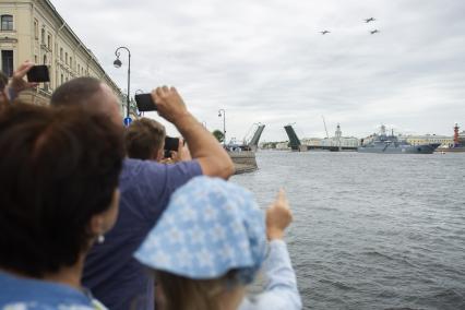 Санкт-Петербург. Дальние самолеты противолодочной обороны (ДПЛС) Ту-142М3 во время пролета авиации в рамках Главного военно-морского парада в честь Дня Военно-морского флота России в акватории Невы.