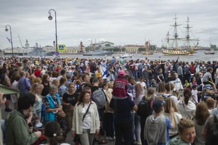 Санкт-Петербург. Зрители во время Главного военно-морского парада в честь Дня Военно-морского флота России в акватории Невы.