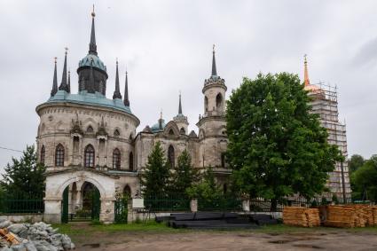 Московская область. Вид из парка на церковь Владимирской Божией Матери в усадьбе Быково.