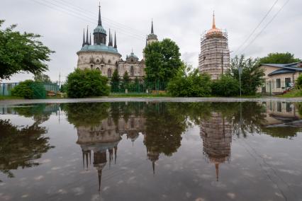 Московская область. Вид из парка на церковь Владимирской Божией Матери в усадьбе Быково.