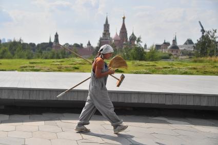 Москва. Сотрудница коммунальных служб в парке Зарядье.