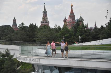 Москва. Посетители парка Зарядье на Парящем мосту.