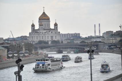 Москва. Прогулочные катера на Москва-реке.