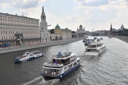 Москва. Прогулочные катера на Москва-реке.