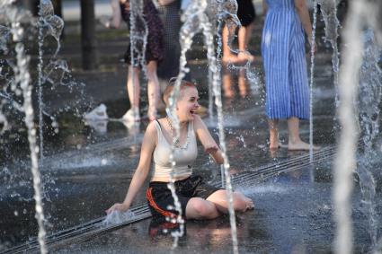 Москва. Девушка у фонтанов в парке Музеон.