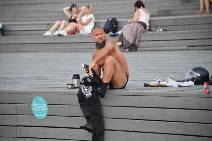 Москва. Посетители в парке Музеон.