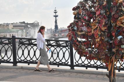 Москва. Женщина гуляет на Третьяковском мосту.