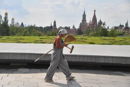 Москва. Сотрудница коммунальных служб в парке Зарядье.