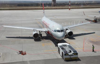 Симферополь. Самолет Airbus A320-232 авиакомпании Red Wings в аэропорту.