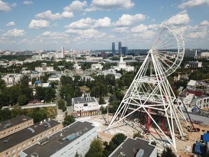 Москва. Строительство самого высокого колеса обозрения в Европе `Солнце Москвы` на ВДНХ.