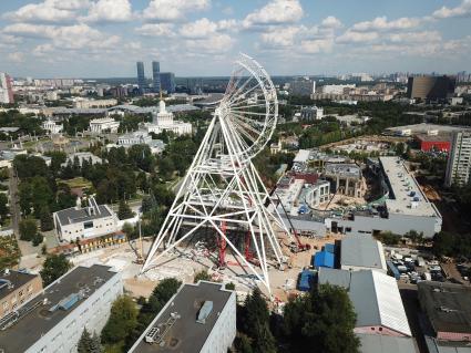 Москва. Строительство самого высокого колеса обозрения в Европе `Солнце Москвы` на ВДНХ.