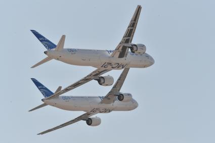 Московская область. Жуковский. Самолеты МС-21-300 и МС-21-310 во время показательных полетов на открытии Международного авиационно-космического салона МАКС-2021.