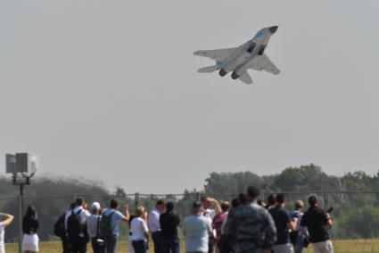 Московская область. Жуковский. Многоцелевой истребитель Су-35С пилотажной группы ВКС `Русские витязи` во время показательных полетов на открытии Международного авиационно-космического салона МАКС-2021.