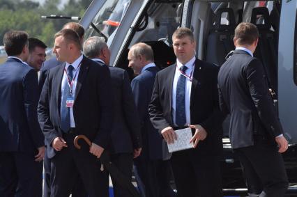 Московская область. Жуковский. Президент России Владимир Путин (третий справа) на открытии Международного авиационно-космического салона МАКС-2021.