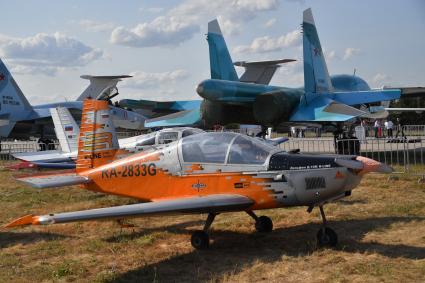 Московская область. Жуковский. 
Самолет `Дельфин-10 М R-Line` (на первом плане) на открытии Международного авиационно-космического салона МАКС-2021.