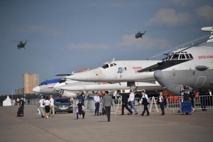 Московская область. Жуковский. Посетители на открытии Международного авиационно-космического салона МАКС-2021.